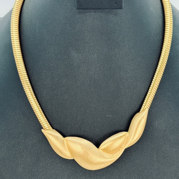 Vintage Sculptural Omega Choker Necklace Matte Gold Tone Slinky 80s Scuptural - Picture 11 of 11